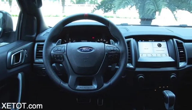 Chi tiết vô lăng và lẫy chuyển số ma-giê trên Ford Ranger Raptor