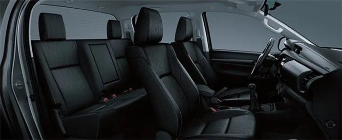 Nội thất bên trong xe toyota hilux 2020 với các chi tiết bọc da sang trọng
