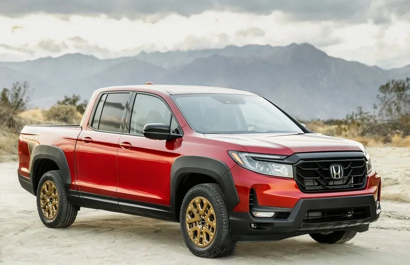 Xe Honda Ridgeline đời 2021 màu trắng đang di chuyển trên đường