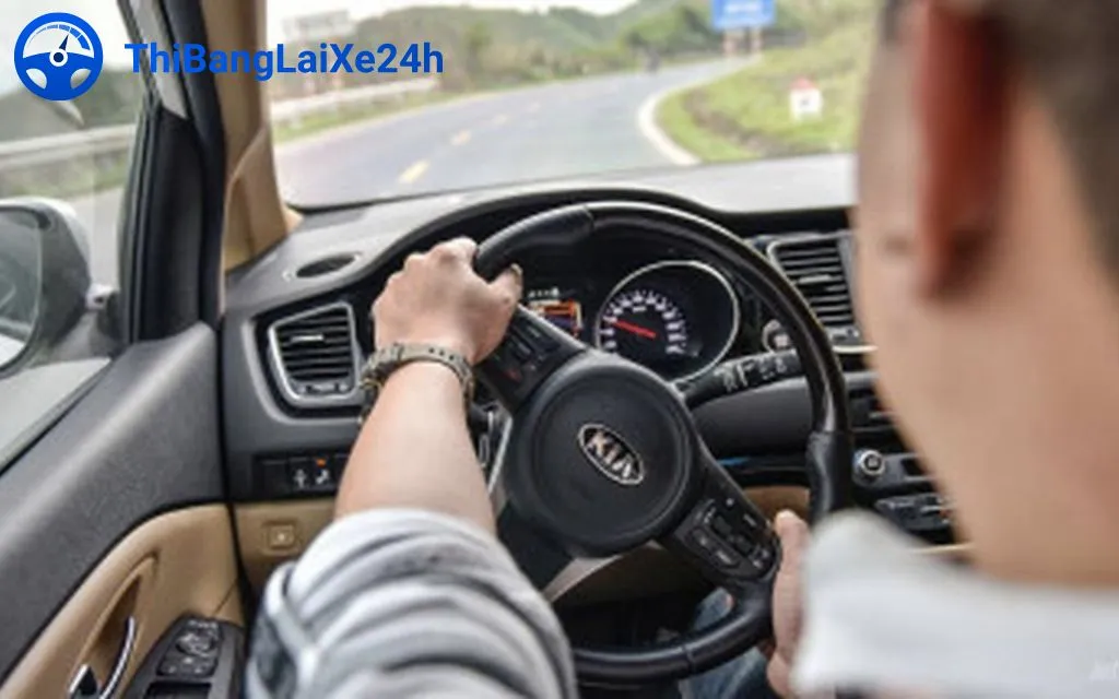 Hướng dẫn thực hiện đánh lái kiểu bắt chéo tay, thường dùng khi cần góc quay lớn ở tốc độ thấp