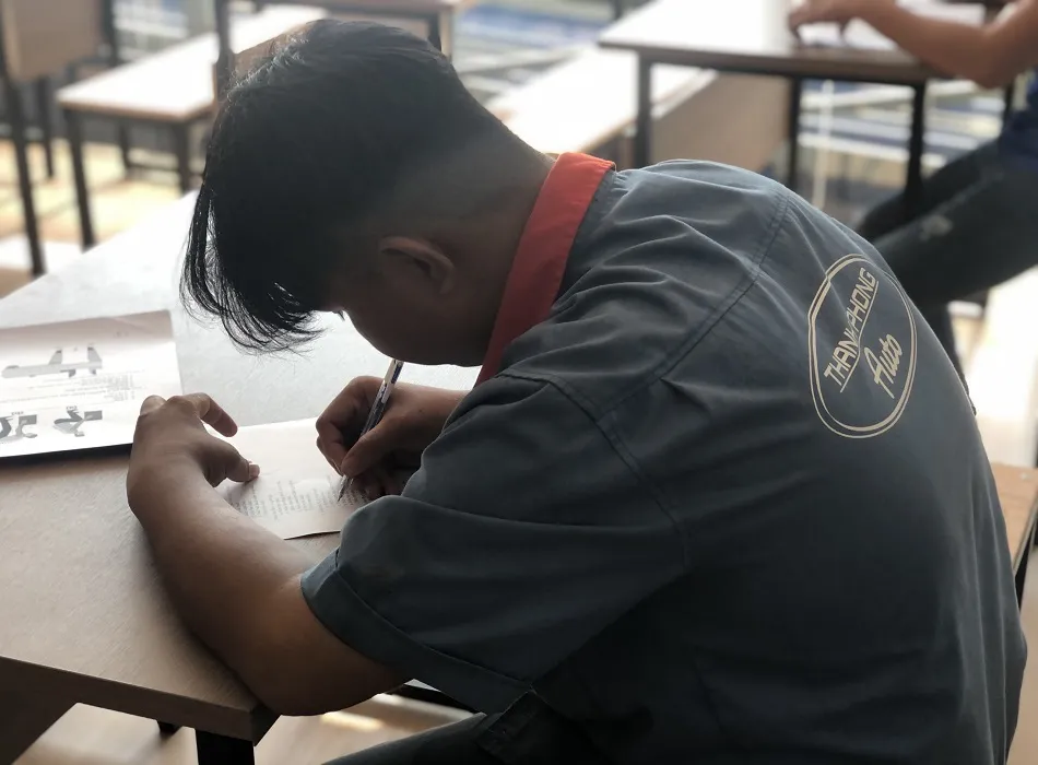 Học viên học điện ô tô cơ bản tại trung tâm Thanh Phong Auto