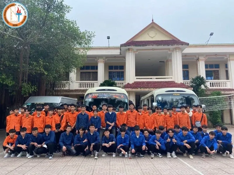 Sinh viên học tập về kỹ thuật điện tử và sửa chữa ô tô