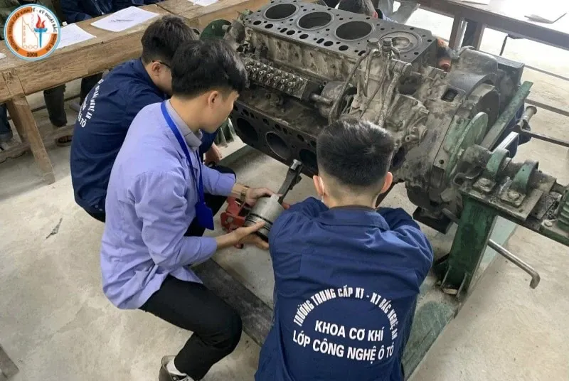 Sinh viên rèn luyện kỹ năng thực hành và học hỏi chuyên môn