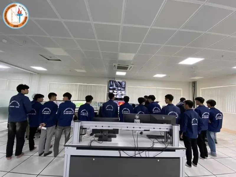 Sinh viên thực hành sửa chữa và bảo dưỡng xe ô tô