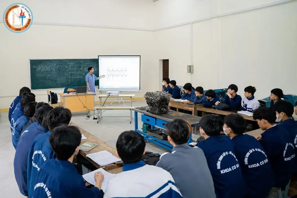 Học sinh thực hành tại xưởng cơ khí, rèn luyện kỹ năng nghề