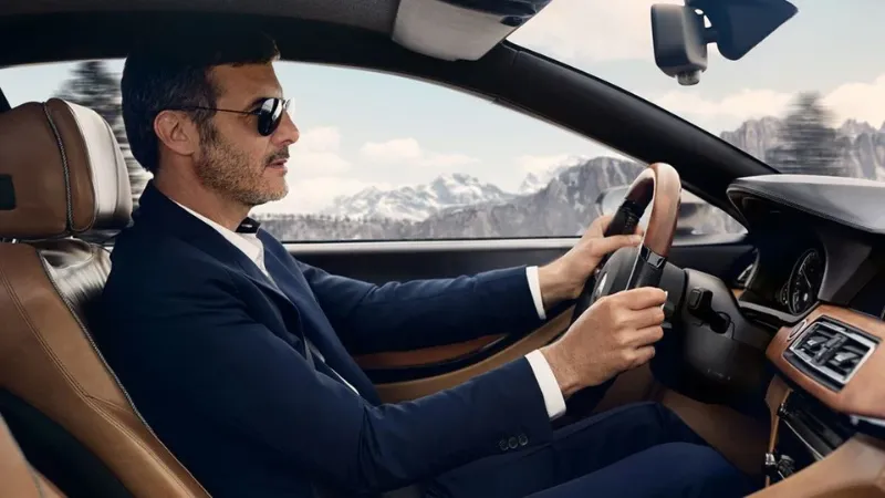 Vị trí đặt tay trên vô lăng ô tô đúng chuẩn tại 9 giờ và 3 giờ, khuỷu tay cong thoải mái