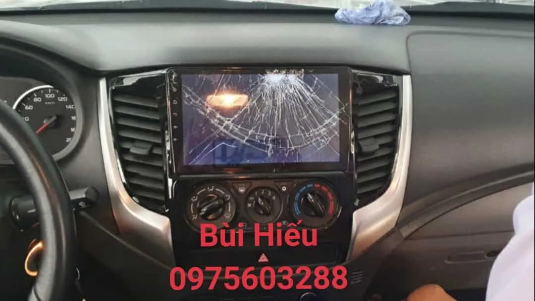 Đầu Android bị vỡ màn hình cần thay thế để tối ưu chi phí sửa chữa