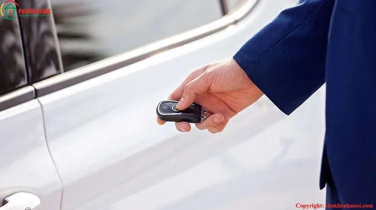 dấu hiệu chìa khóa ô tô hết pin