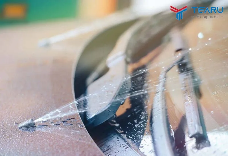 Vòi phun nước rửa kính xe ô tô bị tắc và cách xử lý