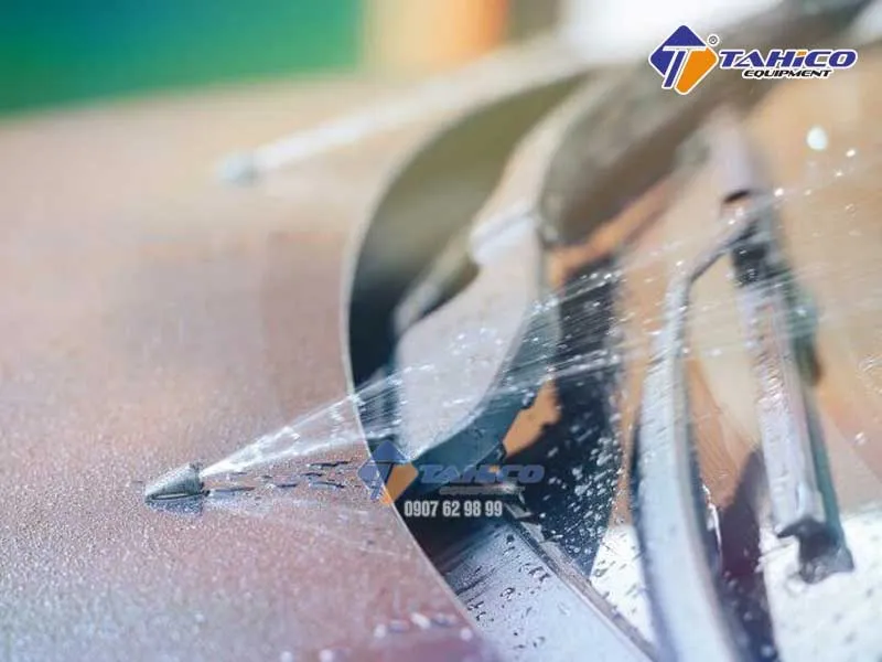 Cận cảnh bơm nước rửa kính xe ô tô, bộ phận tạo áp suất