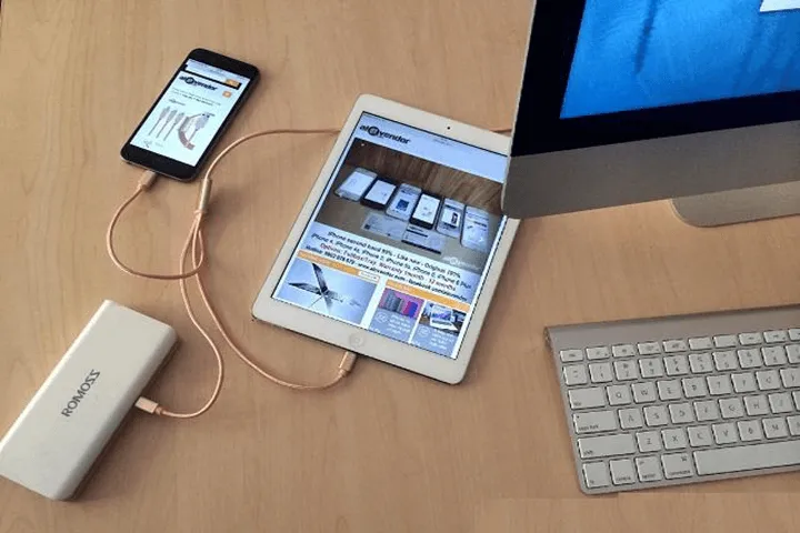 Sạc đa năng trên ô tô với 3 đầu cắm khác nhau