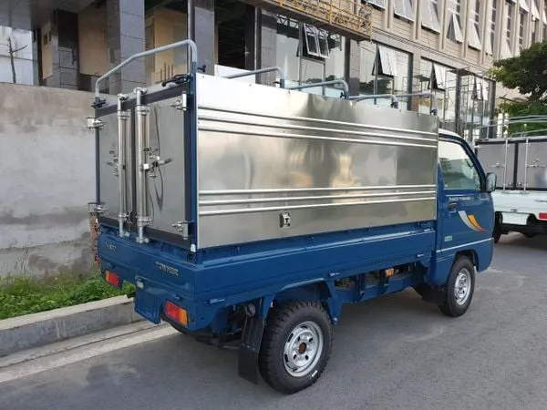 Chi tiết thùng mui bạt xe tải Thaco Towner 800 với cửa sau mở kiểu container