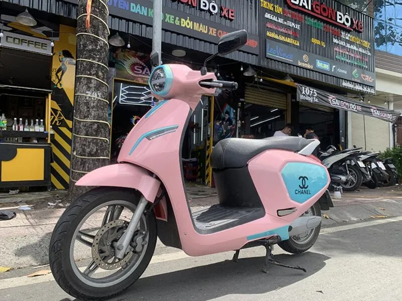 Dán decal xe điện phải tuân thủ quy định về màu sơn và vị trí dán