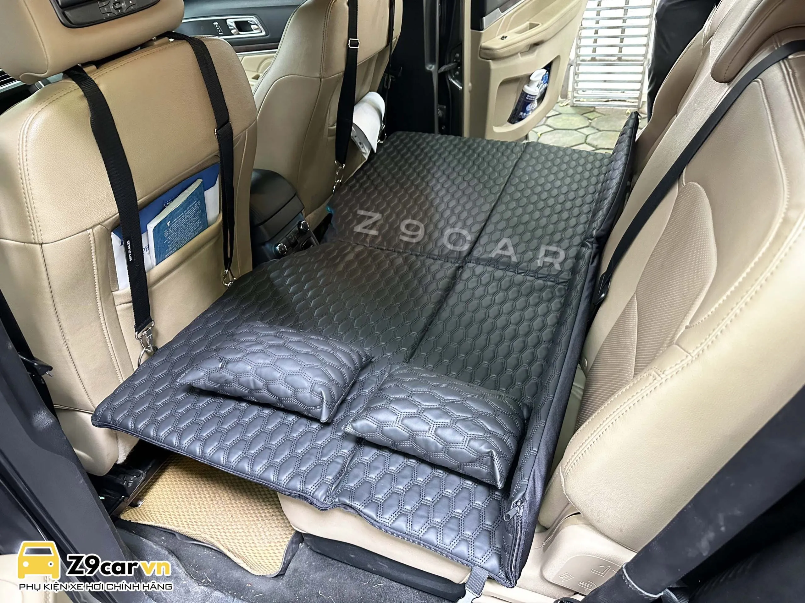 Đệm ghế sau ô tô được lắp đặt hoàn hảo trên xe Ford Explorer