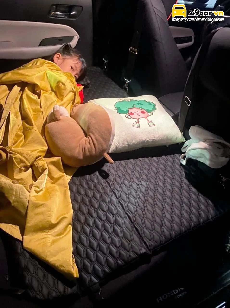 Đệm ghế sau ô tô đang được lắp đặt trên hàng ghế thứ hai