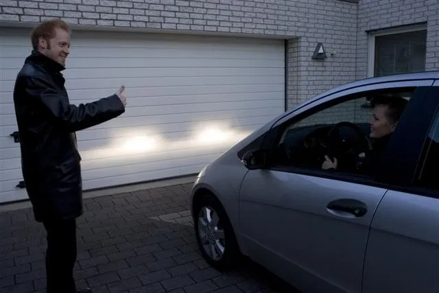 Kiểm tra cả hai đèn sau khi điều chỉnh: Hai chùm sáng phải có độ cao và độ chụm bằng nhau