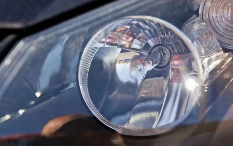 Đèn halogen có ánh sáng vàng nhạt với độ sáng tương đối mạnh