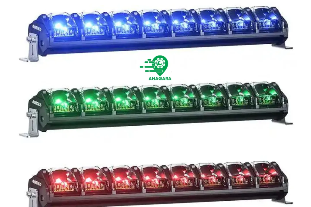 Hai chiếc xe bán tải đang di chuyển trong đêm với đèn led bar nóc được bật sáng