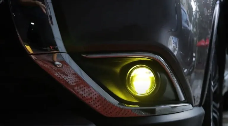 Ngoài tiêu chí về nhu cầu và độ tương thích, cần chú ý tuân thủ các yêu cầu độ đèn xe