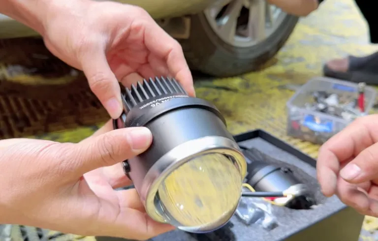 Đèn Vision V8 2.0 có độ sáng mạnh mẽ gấp 3 – 4 lần đèn nguyên bản