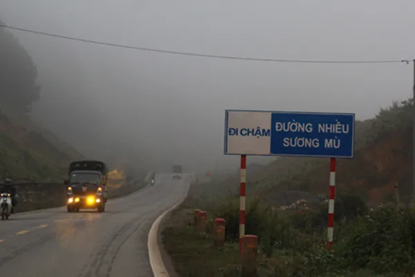 Tác dụng đèn sương mù ô tô giúp tài xế yên tâm lái xe dưới trời mưa lớn và sương mù