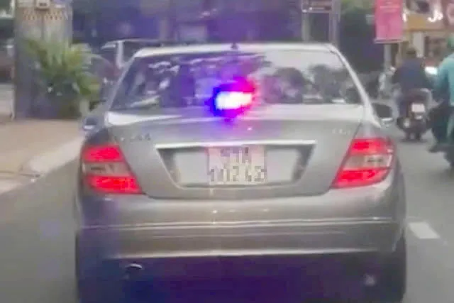 Ô tô gắn đèn ưu tiên lưu thông trên đường. Ảnh: C.A.