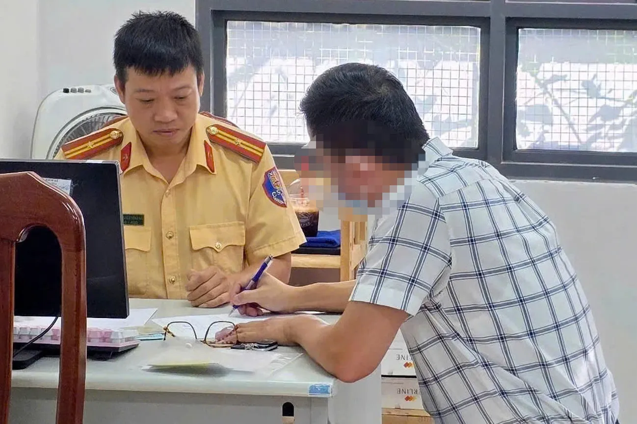 Lực lượng CSGT làm việc với tài xế ô tô gắn đèn ưu tiên. Ảnh: C.A.