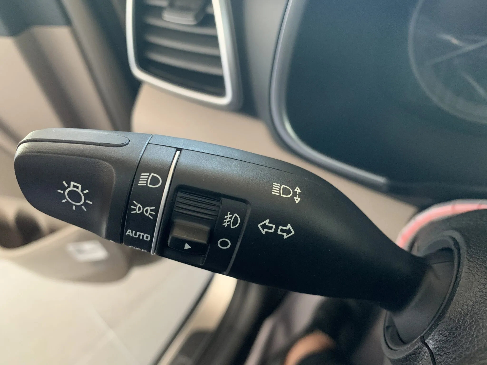 Ký hiệu bật đèn xi nhan ô tô thường nằm trên cần điều khiển đèn bên trái vô lăng