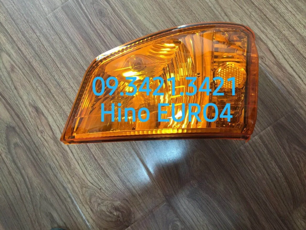 Cụm đèn pha và đèn tín hiệu phụ trợ xe Hino