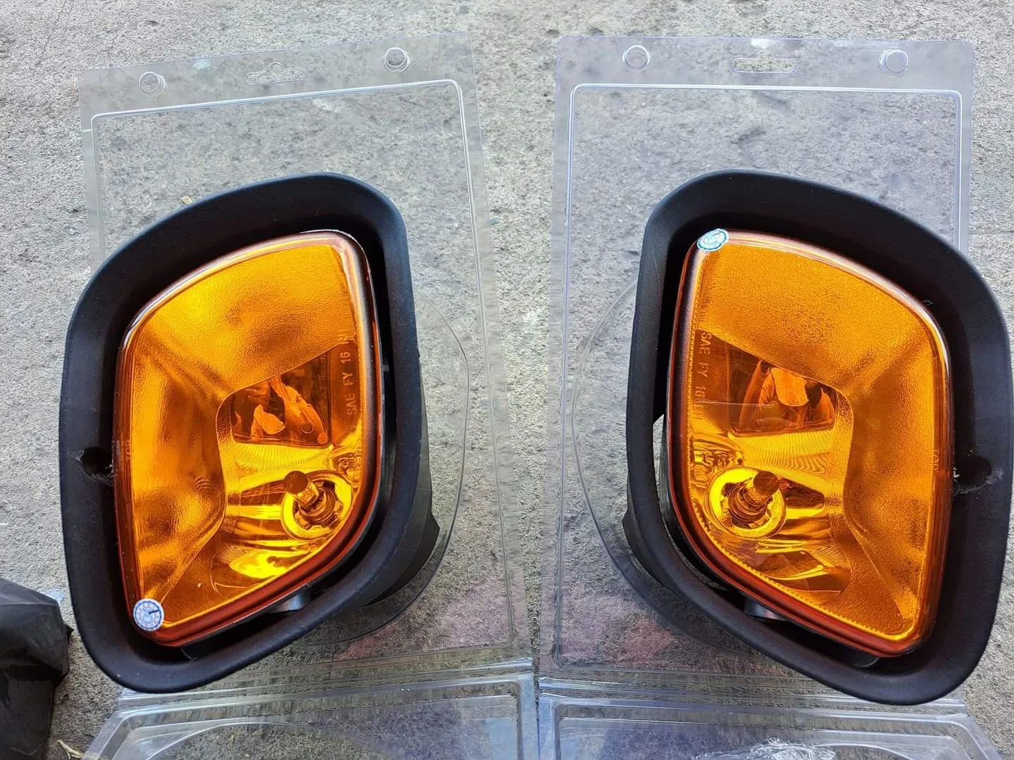 phụ tùng đèn xi nhan