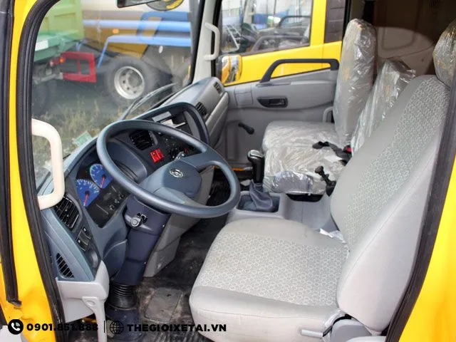 Khoang nội thất rộng rãi của xe ben Dongfeng Hoàng Huy 8 tấn với giường nằm đơn phía sau