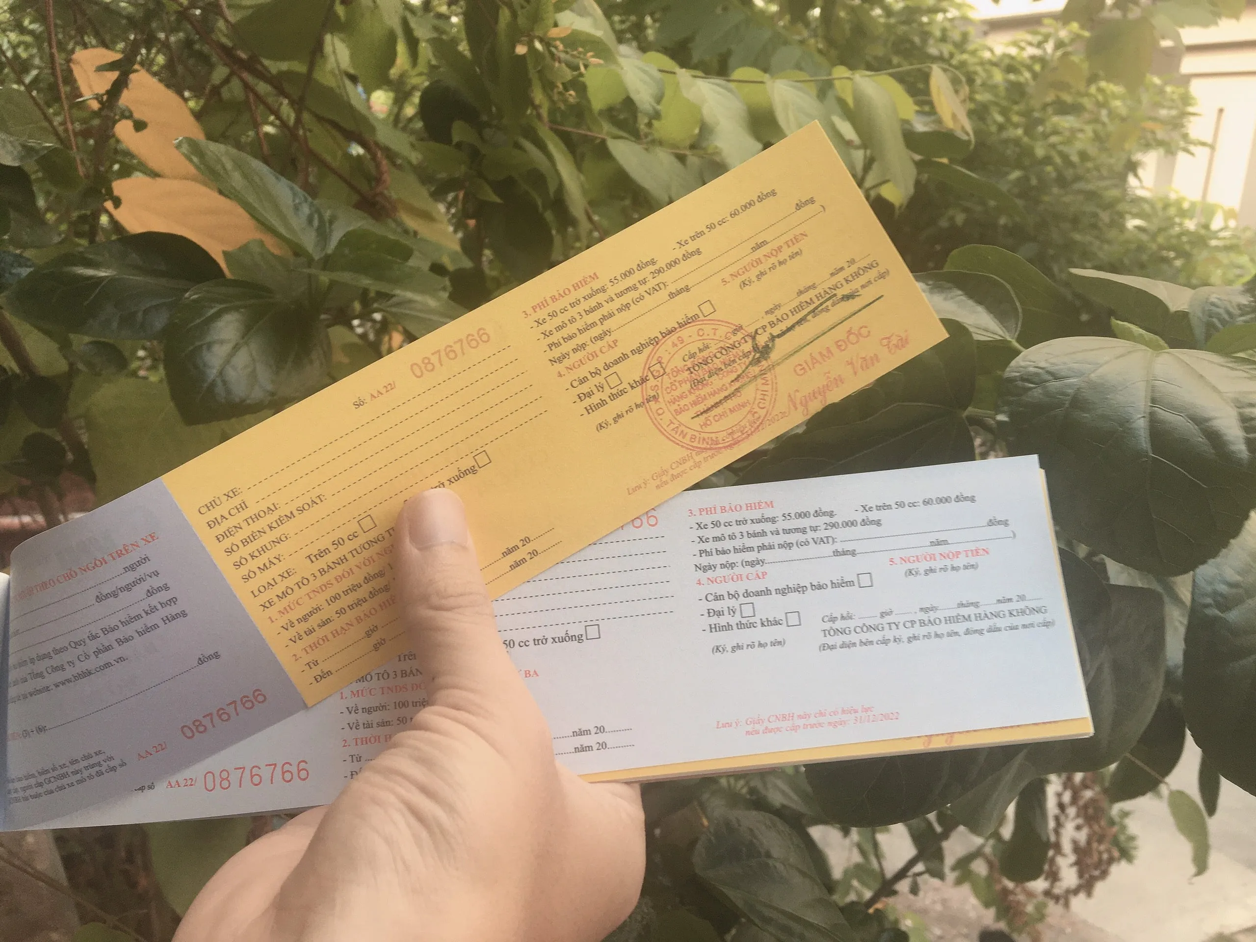 Hai mặt của giấy chứng nhận bảo hiểm xe máy bản giấy truyền thống
