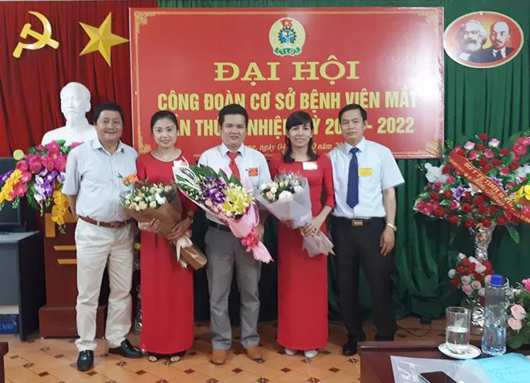 Các thành viên CLB xe bán tải trao đổi kinh nghiệm độ xe tại buổi họp mặt