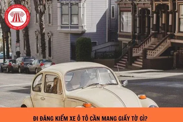 Cán bộ đăng kiểm kiểm tra thông số kỹ thuật xe ô tô theo quy trình chuẩn của Bộ Giao thông vận tải tại trung tâm đăng kiểm.