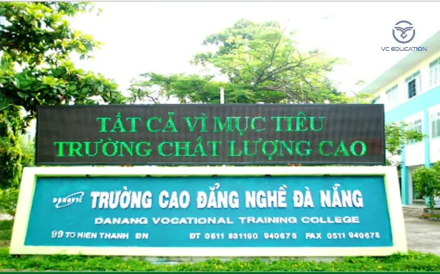 Học viên đang thực hành với các thiết bị chẩn đoán điện tử trên ô tô