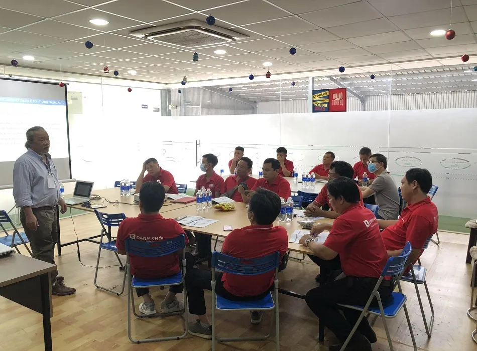 Giảng viên đang trình bày nội dung quan trọng về học điện ô tô cơ bản