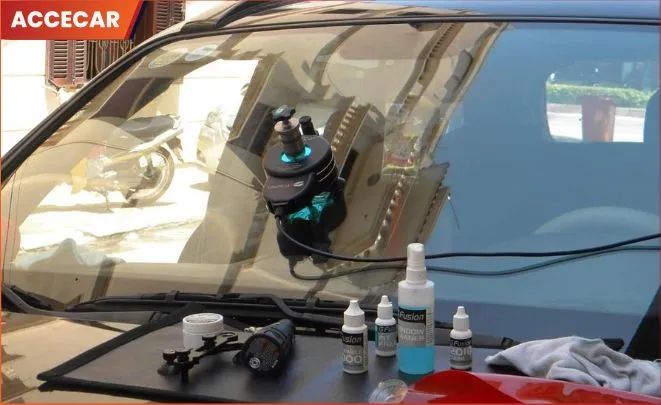 Kỹ thuật viên Sang Ô Tô xử lý vết nứt phức tạp