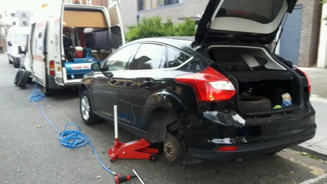 Kỹ thuật viên Trung Hiếu đang câu bình ắc quy cho xe ô tô tại Quận 7