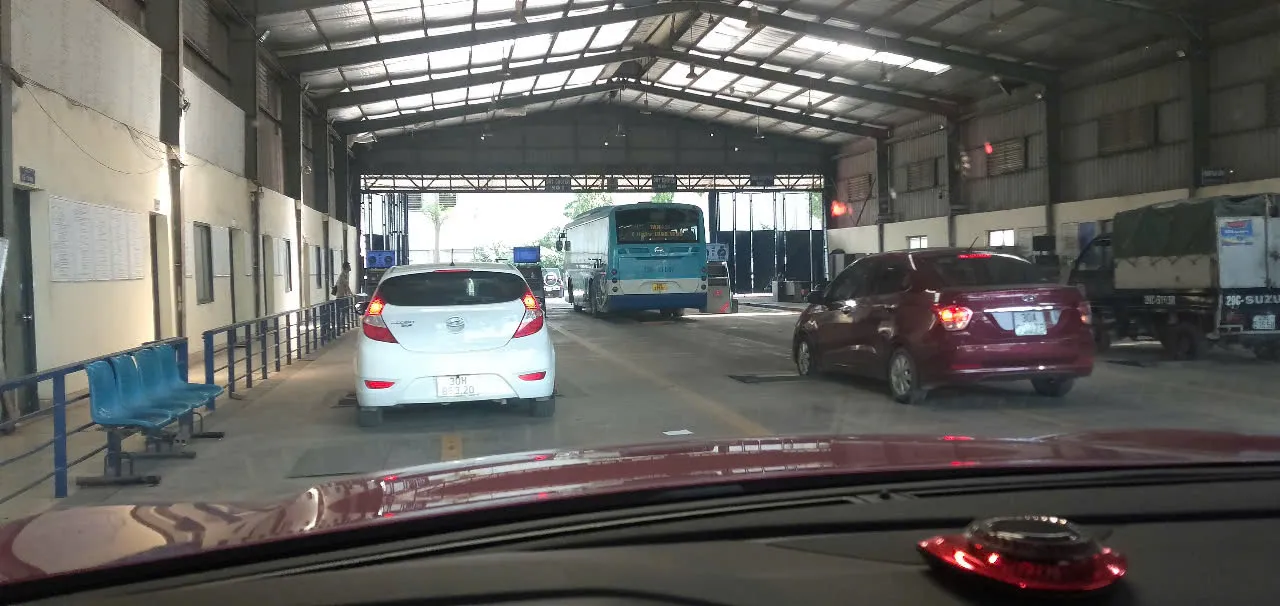 Đánh xe vào làn xe để lên cầu kiểm tra xe