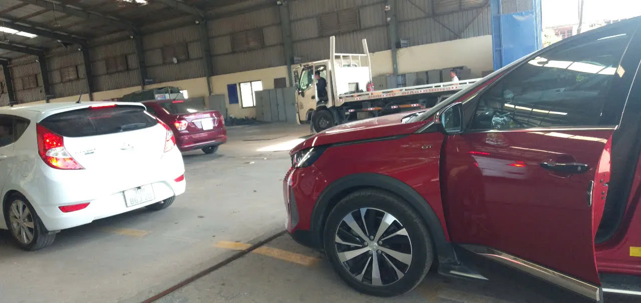 Đợi tới lượt lên cầu để kiểm định xe