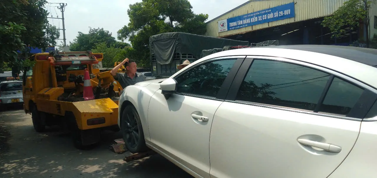 Cẩu kéo xe tới trạm đăng kiểm vì xe bị hết hạn