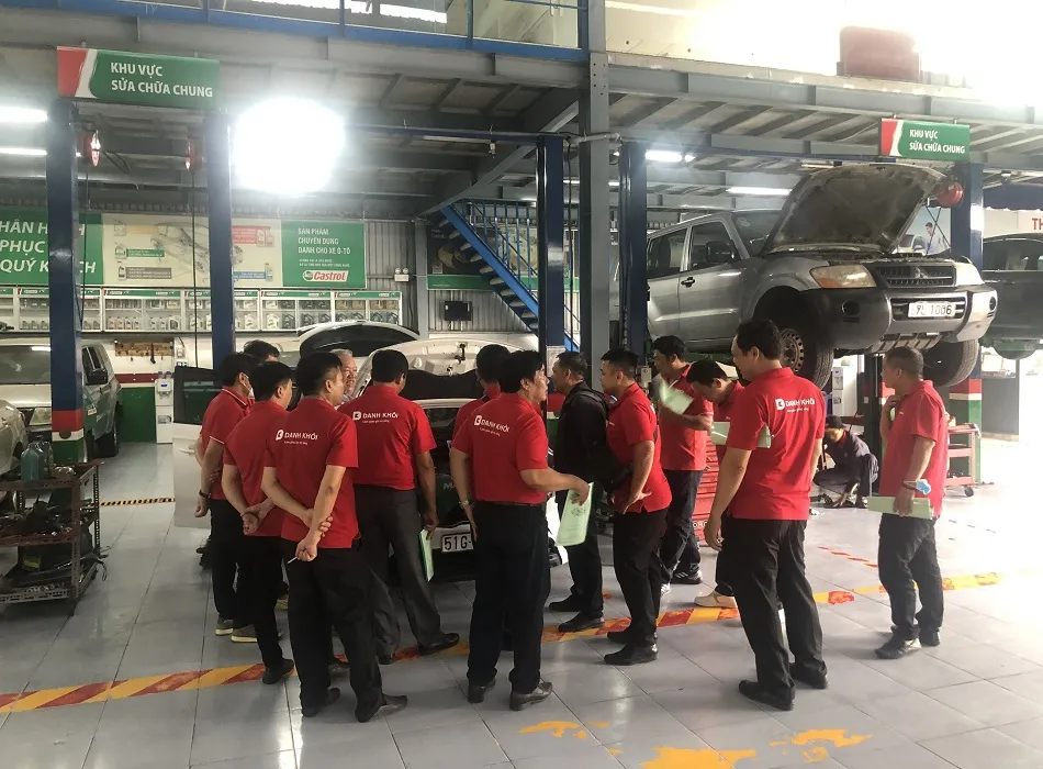 Học viên tự tay thực hiện các thao tác sửa chữa điện ô tô cơ bản