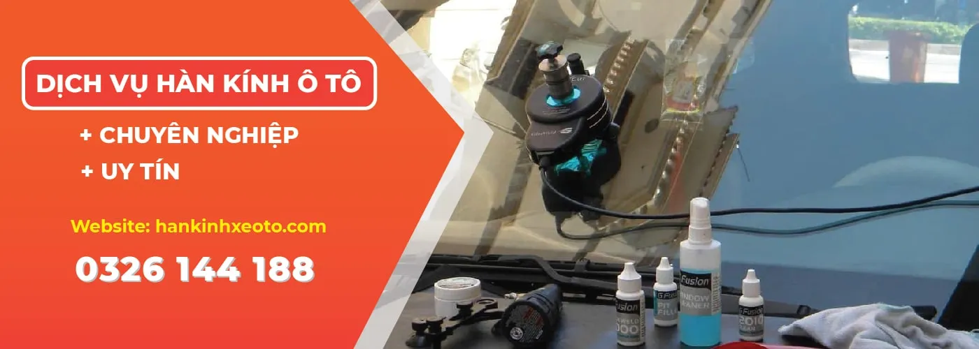 Kỹ thuật viên đang thực hiện hàn kính ô tô bằng thiết bị chuyên nghiệp của GlasWeld