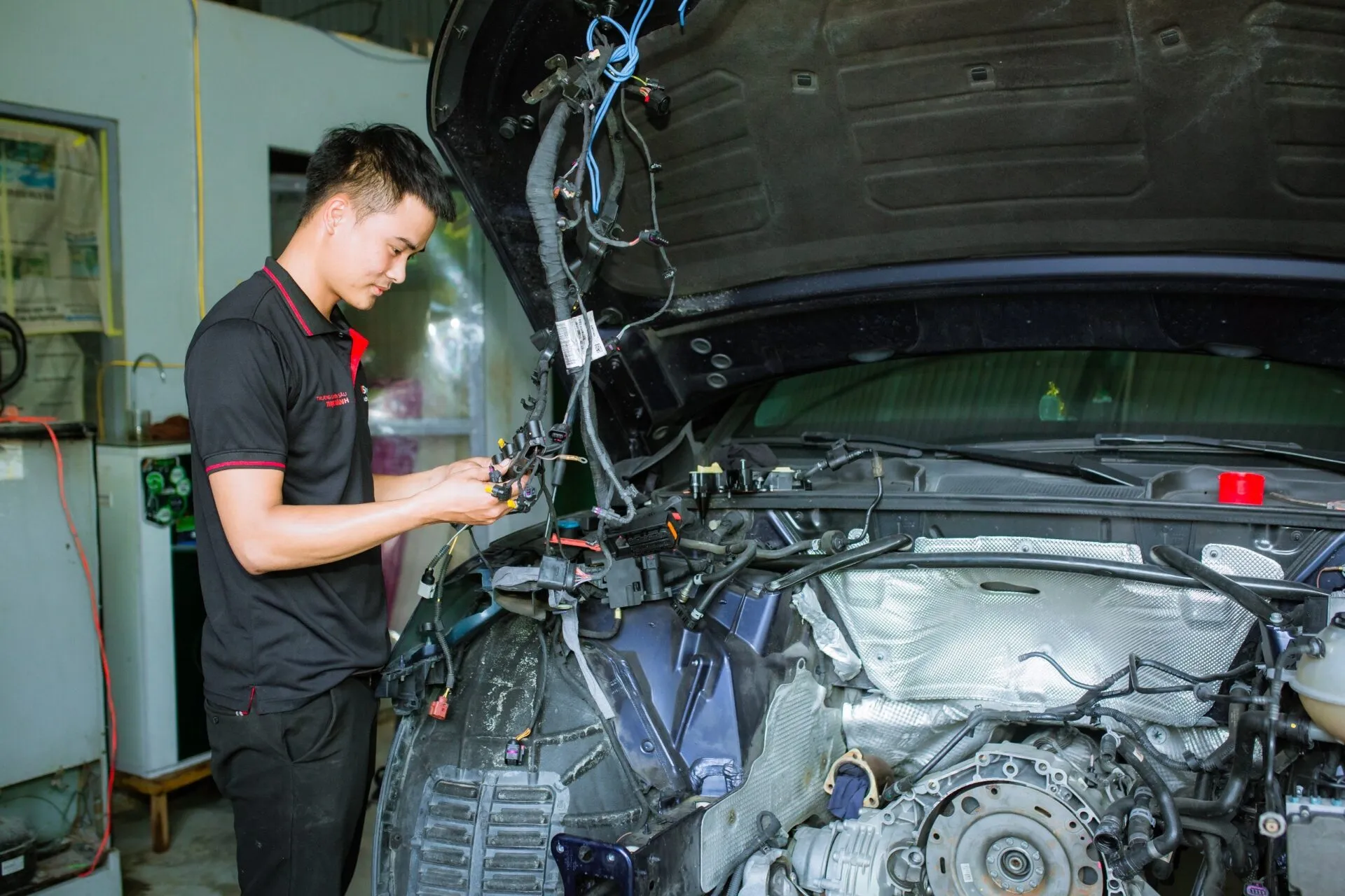 Học viên thực hành chẩn đoán lỗi hệ thống điện trên xe thực tế