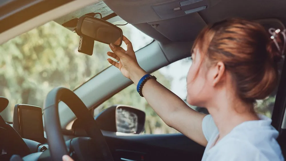 Điều chỉnh gương chiếu hậu để có tầm nhìn tốt nhất