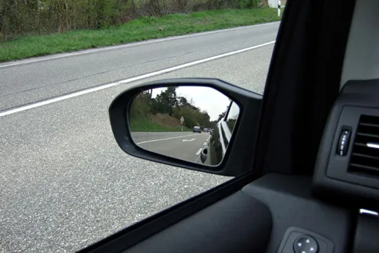 điều chỉnh gương chiếu hậu đúng cách trước khi bắt đầu bài học cách lái xe tải