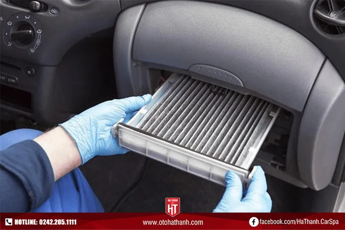 Kỹ thuật viên kiểm tra lọc gió điều hòa trong quy trình bảo dưỡng ô tô định kỳ