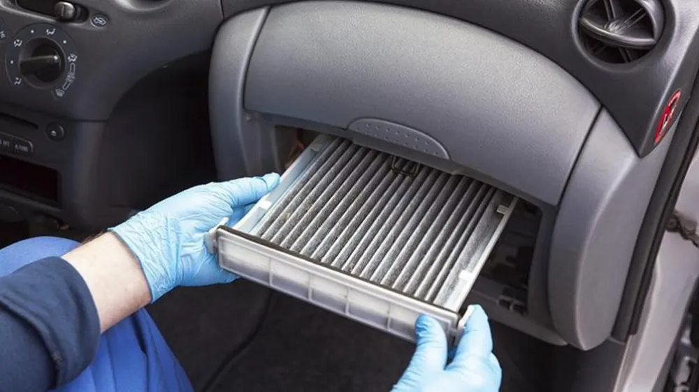 cách sử dụng điều hòa trong xe ô tô: Vệ sinh lọc gió điều hòa định kỳ