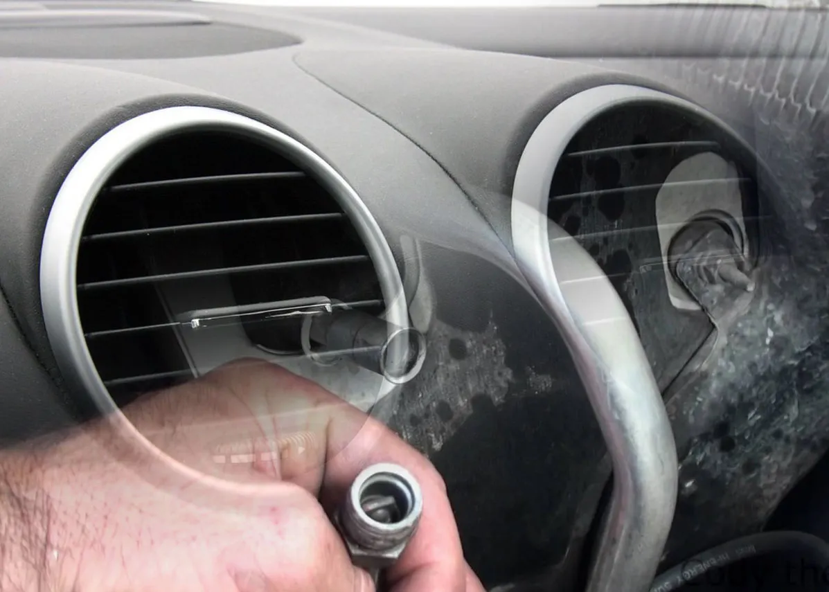 Các chất đông rò từ máy lạnh xe ô tô có khả năng trở thành nguyên nhân của những mùi hôi khó chịu bốc lên trong xe