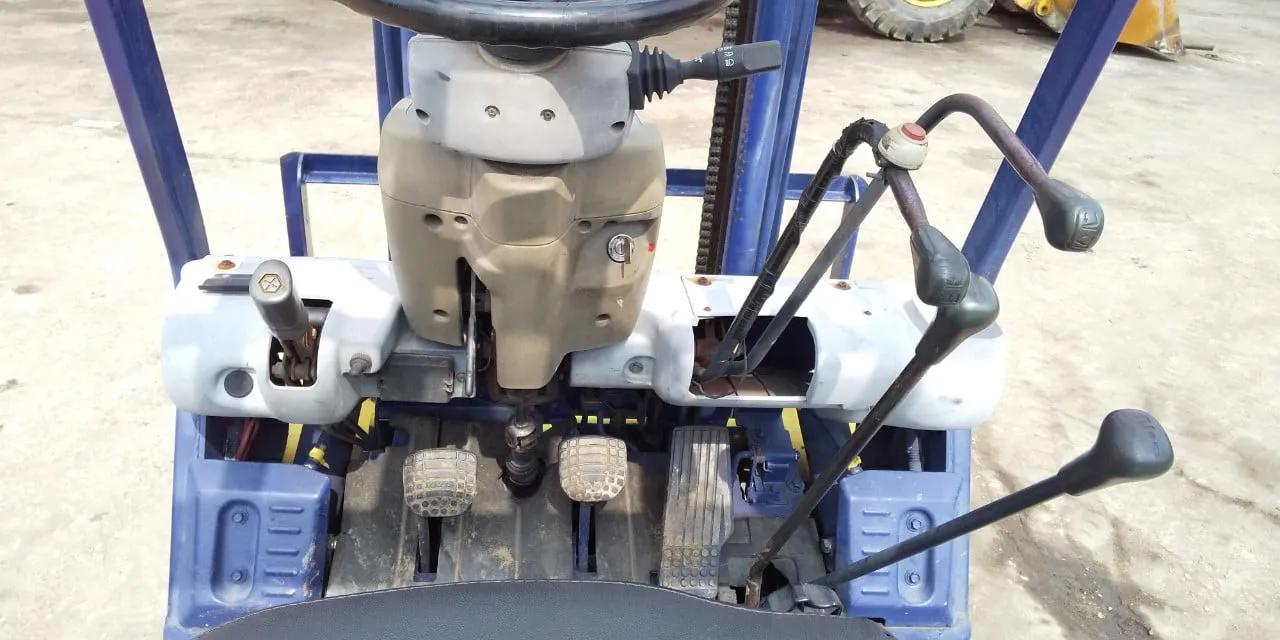 Điều khiển xe nâng số sàn khá phức tạp đối với lái mới